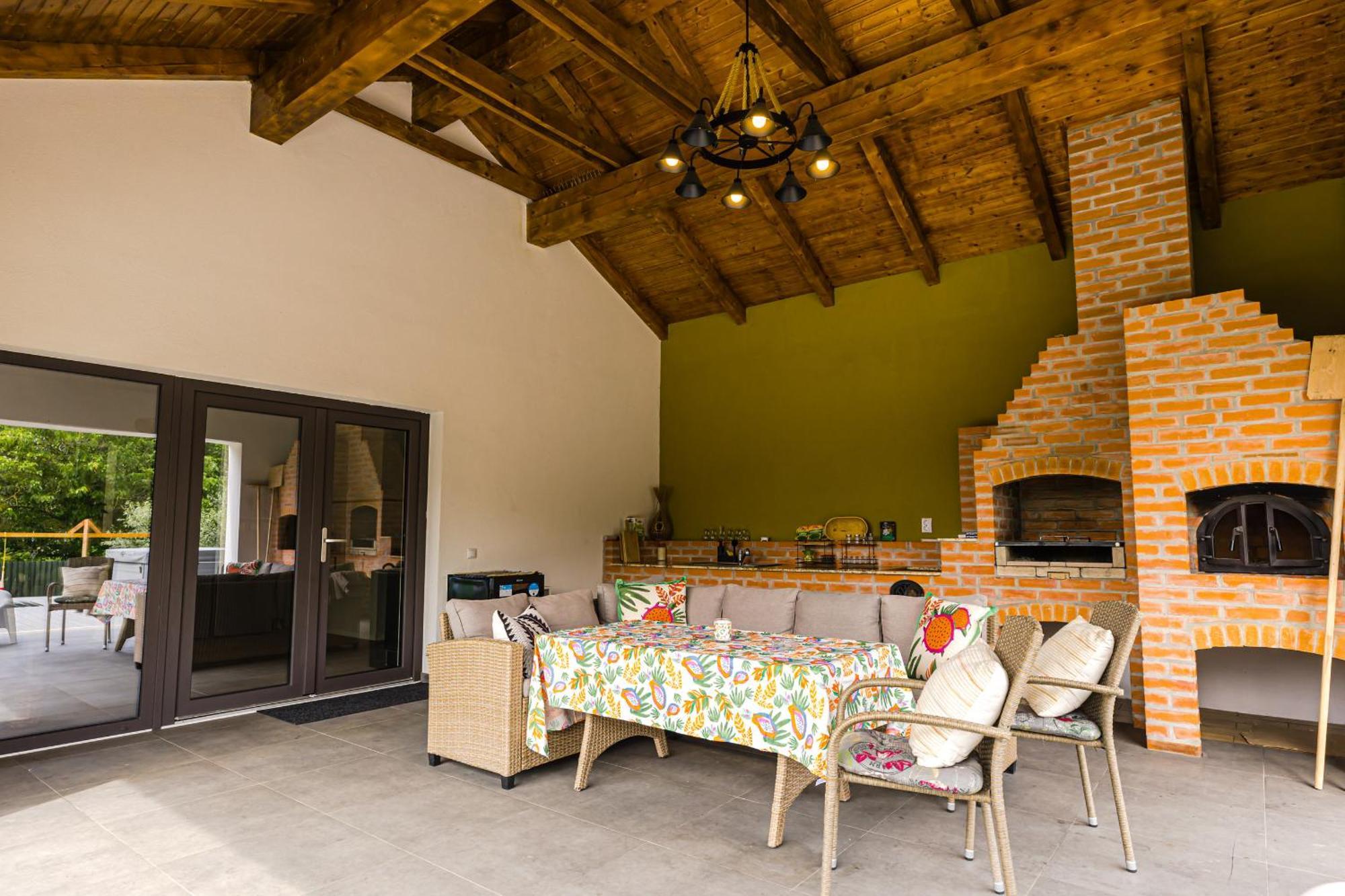 Ioanaguesthouse Турда Екстериор снимка